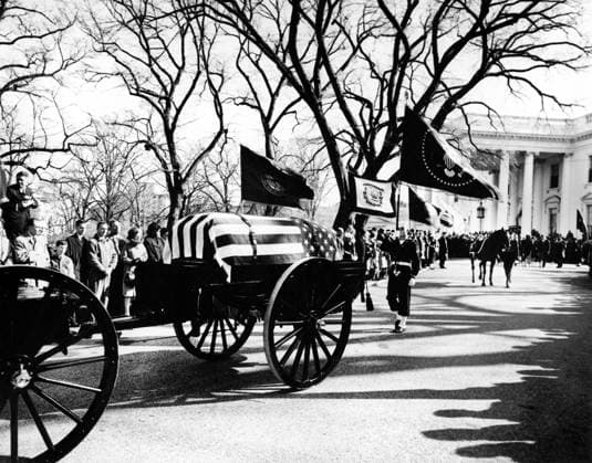 Archivbilder der Woche KW45 Funeral procession with flag-draped casket of U.S. President John F. Kennedy departing the White House for the Cathedral of St. Matthew the Apostle, Washington, D.C., USA, Abbie Rowe, White House Photographs, November 25, 1963  Copyright: xCircaxImagesx ghi-circa13142