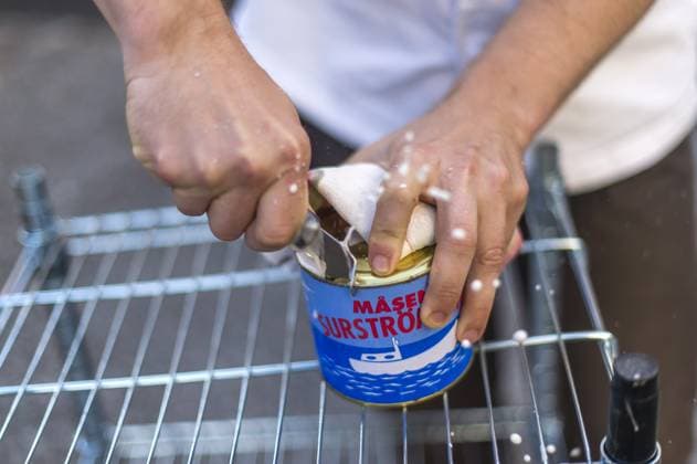 STOCKHOLM 20130812 A man opens a can of Masens surströmming STOCKHOLM SWEDEN x8000x  Copyright: xCHRISTOFFERxHJALMARSSONx xXPx xTTx SURSTRÖMMING