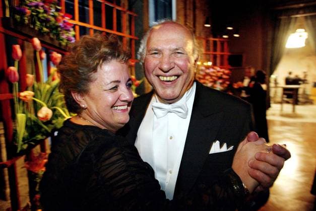 STOCKHOLM 021210 - Litteraturpristagaren Imre Kertesz dansar med sin fru Magda under Nobelfesten i Stadshuset STOCKHOLM SVERIGE x57x *** STOCKHOLM 021210 Literature Prize winner Imre Kertesz dances with his wife Magda during the Nobel celebration in the City Hall STOCKHOLM SWEDEN x57x  Copyright: xErichxSteringx IMRE KERTESZ