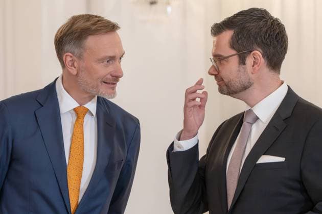 News Bilder des Tages Tag nach Bruch der Ampel-Regierung Die gerade entlassenen ehemaligen Bundesminister Christian Lindner und Marco Buschmann in Schloss Bellevue nach dem Enthalt ihrer Entlassungsurkunden;Tag nach Bruch der Ampel-Regierung Die gerade entlassenen ehemaligen Bundesminister Christian Lindner und Marco Buschmann in Schloss Bellevue nach dem Enthalt ihrer Entlassungsurkunden, Berlin Berlin Deutschland Schloss Bellevue *** Day after the break-up of the traffic light government The recently dismissed former federal ministers Christian Lindner and Marco Buschmann in Bellevue Palace after the abstention of their dismissal documents Day after the break-up of the traffic light government The recently dismissed former federal ministers Christian L