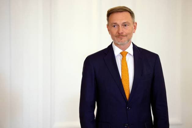 Bundesminister der Finanzen Christian Lindner, Deutschland, Berlin, Schloss Bellevue, Am 07.11.2024, händigt Bundespräsident Steinmeier gemäß Artikel 64 Abs. 1 Satz 1 des Grundgesetzes auf Vorschlag des Bundeskanzlers dem Bundesminister der Finanzen Christian Lindner, dem Bundesminister der Justiz Marco Buschmann und der Bundesministerin für Bildung und Forschung Bettina Stark-Watzinger, die Entlassungsurkunden aus ihrem Amt aus und ernennt einen neuen Bundesminister der Finanzen. *** Federal Minister of Finance Christian Lindner, Germany, Berlin, Schloss Bellevue, On 07 11 2024, Federal President Steinmeier, at the proposal of the Federal Chancellor, hands over the certificates of dismissal from office to the Federal Minister of Finance C