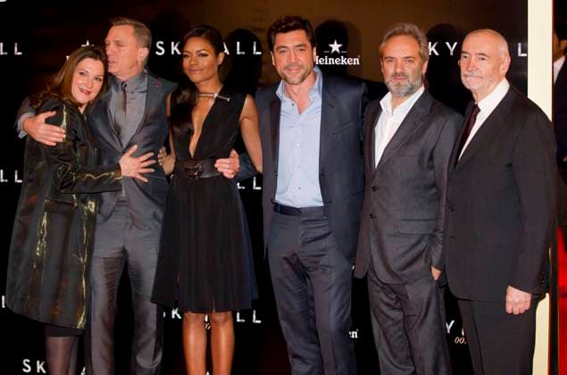 291012.MC.PREMIERE SKYFALL En PLAZA SANTA ANA TEATRO ESPA OL. Madrid. ESPA A Daniel Craig, Javier Bardem, Naomie Harris, Sam Mendes y los productores Barbara Broccoli y Michael G. Wilson. MADRID MADRID SPAIN EDITORIAL USE ONLY Copyright: xx MIGUELxCORDOBAx dpphotos163415