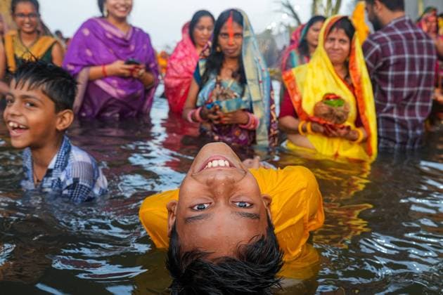 Bilder des Jahres 2024, News 11 November News Themen der Woche KW45 News Bilder des Tages November 7, 2024, Ahmedabad, Gujarat, India: Hindu devotees perform rituals offer prayers at sunset on the banks of the River Sabarmati during Chhath Puja festival in Ahmedabad on Thursday, November 7, 2024. The Chhath Puja is performed in order to thank Sun god for sustaining life on earth and to request the granting of certain wishes. Ahmedabad India - ZUMAs263 20241107_zip_s263_013 Copyright: xSaurabhxSirohiyax
