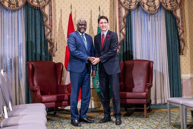 News Bilder des Tages November 7, 2024, Toronto, On, CANADA: Prime Minister Justin Trudeau greets H.E. Moussa Faki Mahamat, Chairperson of the African Union, during a bilateral meeting at the Fairmont Royal York Hotel, Toronto, Thursday, Nov. 7, 2024. Toronto CANADA - ZUMAc35_ 20241107_zaf_c35_062 Copyright: xEduardoxLimax