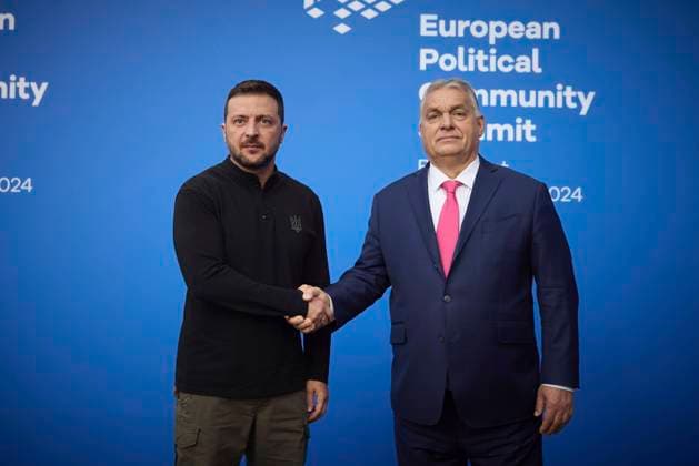 News Themen der Woche KW45 News Bilder des Tages November 7, 2024, Budapest, Hungary: Ukrainian President Volodymyr Zelenskyy, left, shakes hands with Hungarian Prime Minister Viktor Orban, right, on arrival to the 5th European Political Community Summit, November 7, 2024 in Budapest, Hungary. Budapest Hungary - ZUMAp138 20241107_zaa_p138_020 Copyright: xUkrainexPresidency UkrainianxPrex