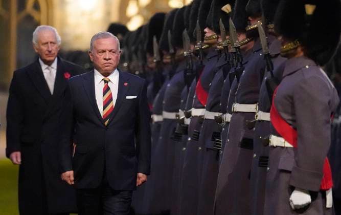 News Themen der Woche KW45 News Bilder des Tages . 07 11 2024. Windsor, United Kingdom. King Charles III and King Abdullah II of Jordan inspect the Guard of Honour formed of the 1st Battalion Welsh Guards at Windsor Castle, United Kingdom, to mark the year of the King of JordanÕs silver jubilee.  xPoolx xi-Imagesx IIM-25570-0011
