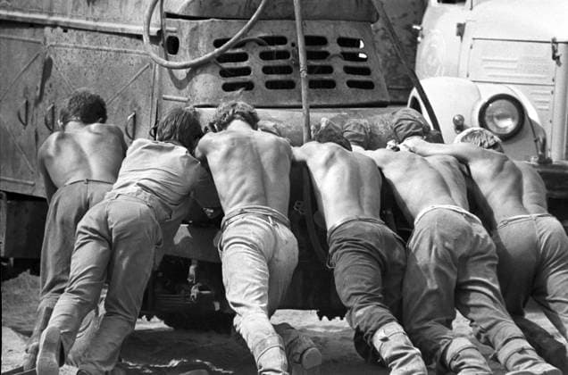 Archivbilder der Woche KW45 Student construction brigade 5761099 10.08.1972 A student construction brigade during the building of the city of Gagarin. Sometimes students have to perform hard physical work. Sergey Solovyov Gagarin Smolensk region Russia  Copyright: xSergeyxSolovyovx