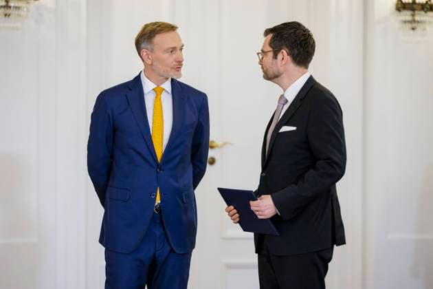 Christian Lindner (FDP), ehemaliger Bundesminister der Finanzen, und Marco Buschmann (FDP), ehemaliger Bundesminister der Justiz, nach Erhalt der Entlassungsurkunden. Berlin, 08.10.2024. Berlin Deutschland *** Christian Lindner FDP , former Federal Minister of Finance, and Marco Buschmann FDP , former Federal Minister of Justice, after receiving their certificates of dismissal Berlin, 08 10 2024 Berlin Germany Copyright: xThomasxImox