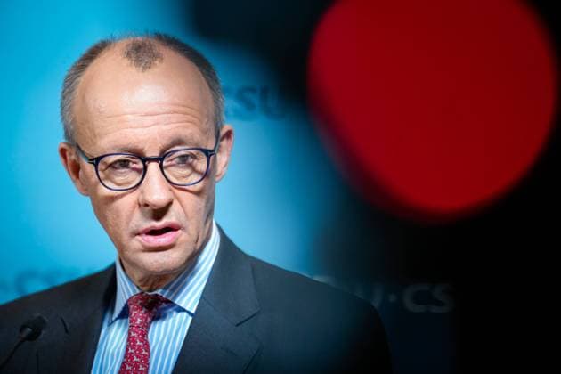 Pressestatment nach der Sondersitzung der CDU CSU Bundestagsfraktion im Deutschen Bundestag Friedrich Merz Vorsitzender der CDU CSU-Bundestagsfraktion im Portrait mit roten Punkt rechts oben beim Pressestatment nach der Sondersitzung der CDU CSU Bundestagsfraktion im Deutschen Bundestag, Berlin , 08.11.2024 Berlin Berlin Deutschland *** Press statement after the special session of the CDU CSU parliamentary group in the German Bundestag Friedrich Merz Chairman of the CDU CSU parliamentary group in portrait with red dot top right at the press statement after the special session of the CDU CSU parliamentary group in the German Bundestag, Berlin , 08 11 2024 Berlin Berlin Germany