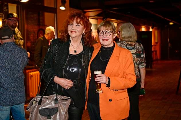 Regina Thoss und Uschi Brüning bei der musikalisch-satirischen Buchpremiere Ostsüppchen bleibt Ostsüppchen 3.0 mit Dagmar Gelbke und Gästen in der Wabe. Berlin, 06.11.2024 *** Regina Thoss and Uschi Brüning at the musical satirical book premiere Ostsüppchen bleibt Ostsüppchen 3 0 with Dagmar Gelbke and guests at Wabe Berlin, 06 11 2024 Foto:xM.xWehnertx xFuturexImagex gelbke_4161