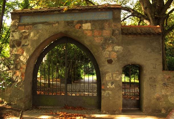 Das Eingangsportal zum Friedhof von Alt Tempelhof in Berlin Tempelhof Portal Friedhof Alt Tempelhof in Berlin *** The entrance portal to the Alt Tempelhof cemetery in Berlin Tempelhof portal Alt Tempelhof cemetery in Berlin