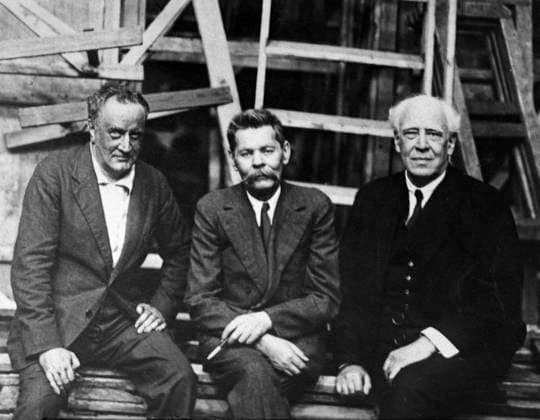 Archivbilder der Woche KW45 Vasily Kachalov, Maxim Gorky, Konstantin Stanislavsky 606793 01.01.1948 From left: Vasily Kachalov, People s Artist of the USSR, the writer Maxim Gorky, and Konstantin Stanislavsky, People s Artist of the USSR, theater director. Offstage after a play. The Moscow Art Theater. A photograph, 1930s. Sputnik Moscow Russia  Copyright: xx