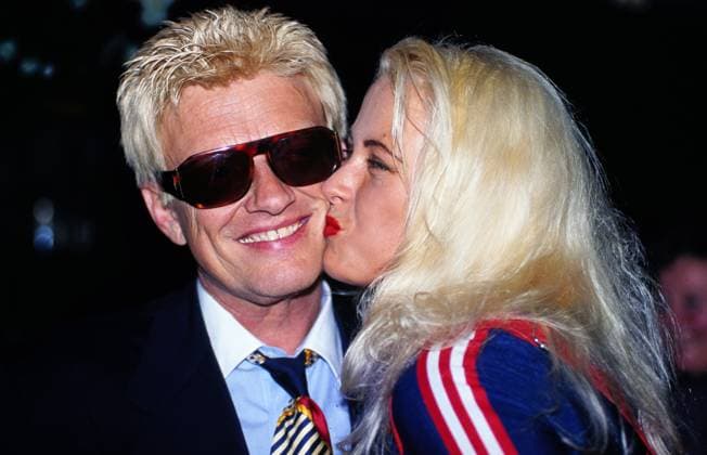 Archivbilder der Woche KW45 Schauspielerin Jenny Elvers gibt Sänger Heino einen Kuss auf die Wange, circa 1995. Copyright: HartwigxValdmanis Nur redaktionelle Nutzung. Editorial usage only. VAL_7205004417