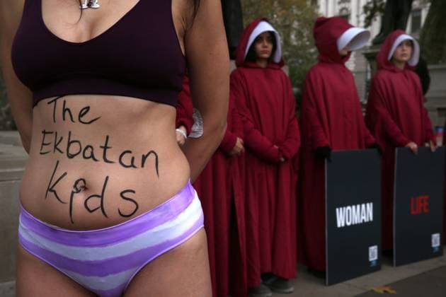Bilder des Jahres 2024, News 11 November News Themen der Woche KW45 November 8, 2024, London, England, UK: A protester recreates the actions of AHOO DARYAEI with Ã¢â‚¬ËœThe Ekbatan kidsÃ¢â‚¬â ¢ written on her stomach as she and protesters dressed in HousemaidÃ¢â‚¬â ¢s Tale costumes meet in Parliament Square. Protesters wear costumes inspired by the HandmaidÃ¢â‚¬â ¢s Tale that are recognised as a symbol of female oppression faced by women of Iran. The protesters are also highlighting the plight of AHOO DARYAEI who stripped down to her underwear after being harassed by paramilitary forces for not wearing the hijab correctly on November 02 2024 she remains detained. This action has turned her into symbol of resistance against IranÃ¢â‚¬â ¢s strict dress code laws. London UK - ZUMAmp3_ 20241108_zip_mp3_022 Copyright: xMartinxPopex