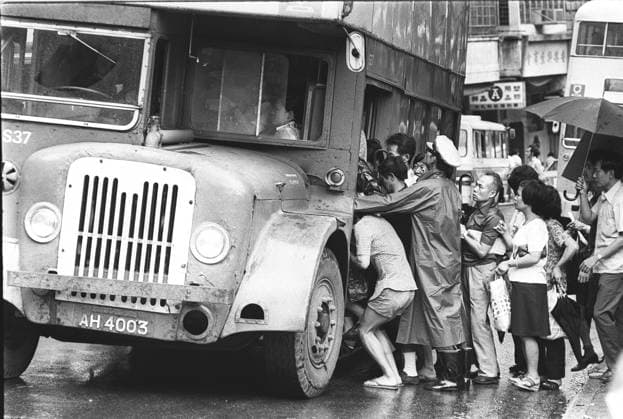Archivbilder der Woche KW45 Commuters push and jostle to get on a bus for an early ride home as severe tropical storm Agnes approaches. 26JUL78 Hong Kong CHINA EDITORIAL USE ONLY  Copyright: xx MER2016051618303501 ChanxKiux scmpphotos210568