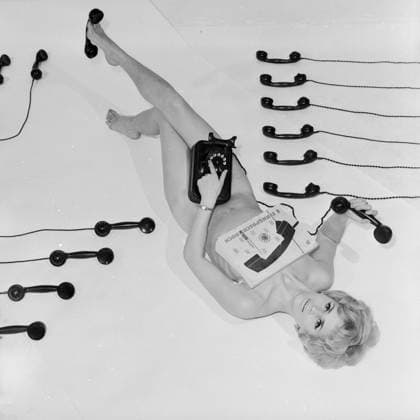 Archivbilder der Woche KW45 Model mit Telefonhörern Model (Barbara Leher, Ehefrau von Fotograf Tassilo Leher) ist im Fotostudio inmitten von Telefonhörern drapiert, Ost-Berlin 1969. Ost-Berlin Berlin Deutsche Demokratische Republik *** Model with Telephone listeners Model Barbara Leher, Wife from Photographer Tassilo Leher is at Photo Studio in the middle of from Telephone listeners draped, East Berlin 1969 East Berlin Berlin German Democratic Republic Copyright: TassiloxLeher LEH_91010000439 Nur redaktionelle Nutzung. Editorial usage only. EDITORIAL USE ONLY