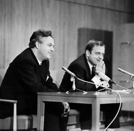 Theo Adam Theo Adam, deutscher Opernsänger der Stimmlage Bassbariton (links), bei einer Pressekonferenz in Ost Berlin, DDR 1968. Ost-Berlin Berlin Deutsche Demokratische Republik *** Theo Adam Theo Adam, German opera singer the Voice bass baritone left , at a Press conference in East Berlin, GDR 1968 East Berlin Berlin German Democratic Republic Copyright: TassiloxLeher LEH_91010000594 Nur redaktionelle Nutzung. Editorial usage only. EDITORIAL USE ONLY