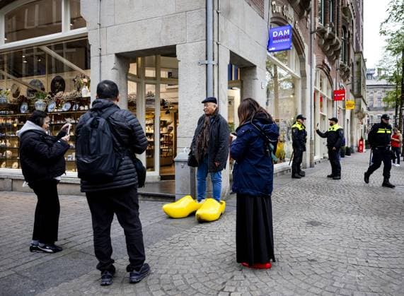 AMSTERDAM - Tourists pose in large wooden shoes next to the Mobile Unit on Dam Square. Extra security measures are in place in Amsterdam due to tensions and violence surrounding supporters of Israeli soccer club Maccabi Tel Aviv. There is a ban on demonstrations throughout the capital this weekend. The entire city has also been designated a security risk area. ANP SEM VAN DER WAL netherlands out - belgium out  Copyright: xx x513036511x originalFilename: 513036511.jpg