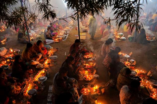 Bilder des Jahres 2024, News 11 November News Themen der Woche KW45 News Bilder des Tages November 9, 2024: Sylhet,Bangladesh: Hindu devotees sit together on the floor of a temple to observe the Rakher Upobash festival in Loknath Temple in Sylhet, Bangladesh. Lokenath Brahmachari who is called Baba Lokenath was an 18th Century Hindu saint and philosopher in Bengal. - ZUMAr143 20241109_zap_r143_011 Copyright: xMdxRafayatxHaquexKhanx