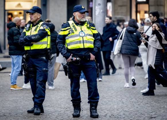AMSTERDAM -Police officers on Dam Square. Extra security measures are in place in Amsterdam due to the tensions and violence surrounding supporters of Israeli soccer club Maccabi Tel Aviv. There is a ban on demonstrations throughout the capital this weekend. The entire city has also been designated a security risk area. ANP ROBIN UTRECHT netherlands out - belgium out  Copyright: xx x513055044x originalFilename: 513055044.jpg