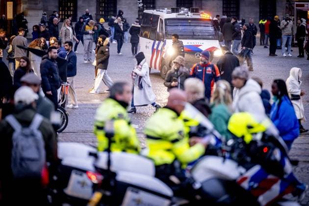AMSTERDAM -Police officers on Dam Square. Extra security measures are in place in Amsterdam due to the tensions and violence surrounding supporters of Israeli soccer club Maccabi Tel Aviv. There is a ban on demonstrations throughout the capital this weekend. The entire city has also been designated a security risk area. ANP ROBIN UTRECHT netherlands out - belgium out  Copyright: xx x513060507x originalFilename: 513060507.jpg