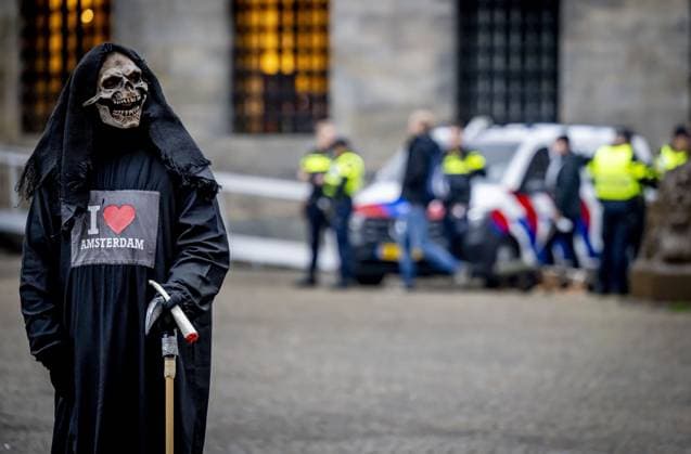 News Bilder des Tages AMSTERDAM -Police officers on Dam Square. Extra security measures are in place in Amsterdam due to the tensions and violence surrounding supporters of Israeli soccer club Maccabi Tel Aviv. There is a ban on demonstrations throughout the capital this weekend. The entire city has also been designated a security risk area. ANP ROBIN UTRECHT netherlands out - belgium out  Copyright: xx x513060835x originalFilename: 513060835.jpg