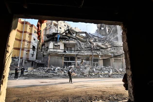 Bilder des Jahres 2024, News 11 November News Themen der Woche KW45 News Bilder des Tages Aftermatch Of Israeli Airstrike In Beirut, Lebanon A heavily damaged building, hit by an Israeli strike, stands during a media tour organized by the Hezbollah press office to the sites of overnight bombardment that targets Beirut s southern suburbs, in Beirut, Lebanon, on November 9, 2024. Lebanese state media says Israeli air strikes hit Beirut s southern suburbs shortly after Israel s military warns residents to leave parts of the area, a bastion of Hezbollah militants beirut Lebanon  Copyright: xFadelxItanix originalFilename: itani-notitle241109_npoE5.jpg
