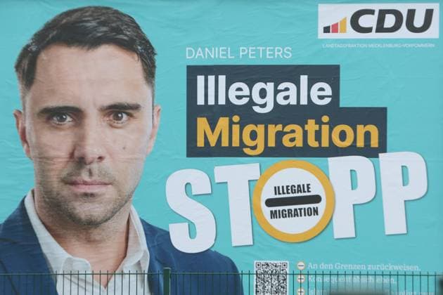 Blick am Sonntag (10.11.2024) in der Peenestadt Neukalen (Landkreis Mecklenburgische Seenplatte) auf ein Wahlplakat der CDU des Landes Mecklenburg Vorpommern mit dem Konterfei des CDU Landesvorsitzenden Daniel Peters im Mittelpunkt. In Deutschland ist die Ampelregierung erst seit einigen Tagen Geschichte. Im Nordosten hat jedoch der Wahlkampf für eine neue Regierung längst begonnen. Die Union des Landes greift dabei zunächst ein uraltes Wahlkampfmotto auf, dass bereits die AfD bei verschiedenen Wahlkampfveranstaltungen auf den Weg gebracht hat und das noch immer die Menschen im Land MV bewegt. Und so kommt es nicht von ungefähr, dass die Christdemokraten bereits jetzt auf die Menschen im Land zugehen.
