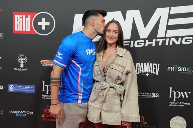 Fame Fighting 2 mit Influencern & Reality-Stars. Max Wilschrey und Freundin Laura beim Fame Fighting 2 am 09.11.2024 auf dem roten Teppich im Maritim Hotel Bonn. Bonn Maritim Hotel Bonn Nordrhein-Westfalen