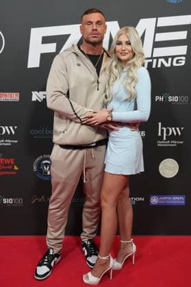 Fame Fighting 2 mit Influencern & Reality-Stars. Chris Broy mit Freundin Bella beim Fame Fighting 2 am 09.11.2024 auf dem roten Teppich im Maritim Hotel Bonn. Bonn Maritim Hotel Bonn Nordrhein-Westfalen