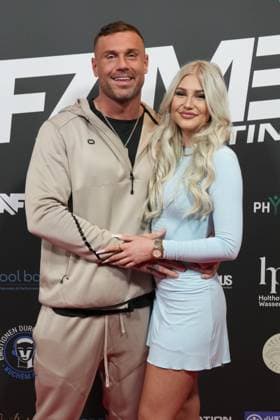 Fame Fighting 2 mit Influencern & Reality-Stars. Chris Broy mit Freundin Bella beim Fame Fighting 2 am 09.11.2024 auf dem roten Teppich im Maritim Hotel Bonn. Bonn Maritim Hotel Bonn Nordrhein-Westfalen