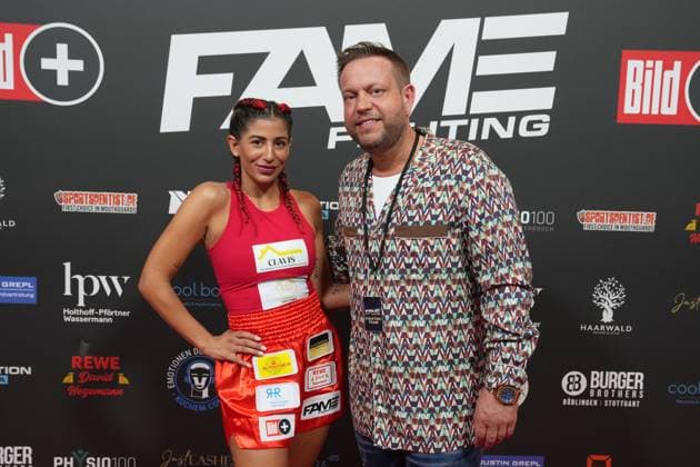 Fame Fighting 2 mit Influencern & Reality-Stars. Eva Benetatou mit Freund Dennis Kessmeyer beim Fame Fighting 2 am 09.11.2024 auf dem roten Teppich im Maritim Hotel Bonn. Bonn Maritim Hotel Bonn Nordrhein-Westfalen