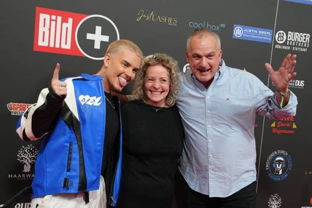 Fame Fighting 2 mit Influencern & Reality-Stars. Twenty4Tim, Mutter Tina und sein Stiefvater Sven beim Fame Fighting 2 am 09.11.2024 auf dem roten Teppich im Maritim Hotel Bonn. Bonn Maritim Hotel Bonn Nordrhein-Westfalen
