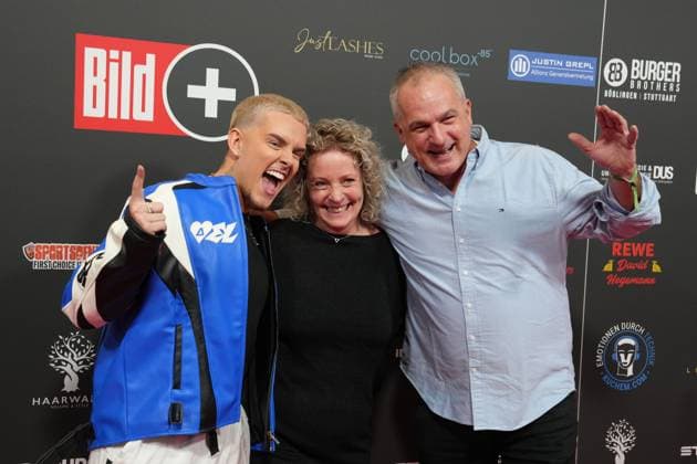 Fame Fighting 2 mit Influencern & Reality-Stars. Twenty4Tim, Mutter Tina und sein Stiefvater Sven beim Fame Fighting 2 am 09.11.2024 auf dem roten Teppich im Maritim Hotel Bonn. Bonn Maritim Hotel Bonn Nordrhein-Westfalen