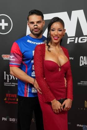 Fame Fighting 2 mit Influencern & Reality-Stars. Aleks Petrovic mit Freundin Vanessa Nwattu beim Fame Fighting 2 am 09.11.2024 auf dem roten Teppich im Maritim Hotel Bonn. Bonn Maritim Hotel Bonn Nordrhein-Westfalen