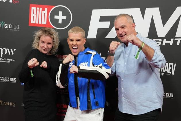 Fame Fighting 2 mit Influencern & Reality-Stars. Twenty4Tim, Mutter Tina und sein Stiefvater Sven beim Fame Fighting 2 am 09.11.2024 auf dem roten Teppich im Maritim Hotel Bonn. Bonn Maritim Hotel Bonn Nordrhein-Westfalen