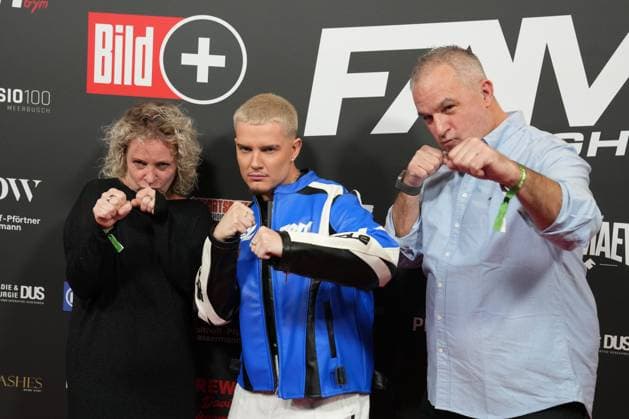 Fame Fighting 2 mit Influencern & Reality-Stars. Twenty4Tim, Mutter Tina und sein Stiefvater Sven beim Fame Fighting 2 am 09.11.2024 auf dem roten Teppich im Maritim Hotel Bonn. Bonn Maritim Hotel Bonn Nordrhein-Westfalen
