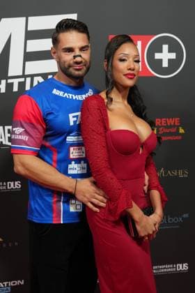 Fame Fighting 2 mit Influencern & Reality-Stars. Aleks Petrovic mit Freundin Vanessa Nwattu beim Fame Fighting 2 am 09.11.2024 auf dem roten Teppich im Maritim Hotel Bonn. Bonn Maritim Hotel Bonn Nordrhein-Westfalen