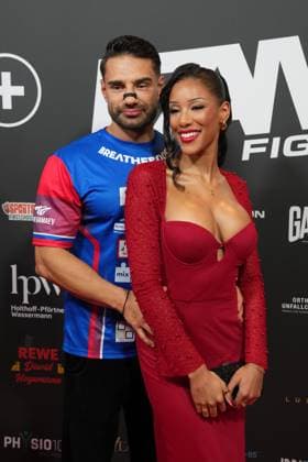 Fame Fighting 2 mit Influencern & Reality-Stars. Aleks Petrovic mit Freundin Vanessa Nwattu beim Fame Fighting 2 am 09.11.2024 auf dem roten Teppich im Maritim Hotel Bonn. Bonn Maritim Hotel Bonn Nordrhein-Westfalen