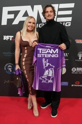 Fame Fighting 2 mit Influencern & Reality-Stars. Lisa Marie Rudzio mit Begleitung beim Fame Fighting 2 am 09.11.2024 auf dem roten Teppich im Maritim Hotel Bonn. Bonn Maritim Hotel Bonn Nordrhein-Westfalen