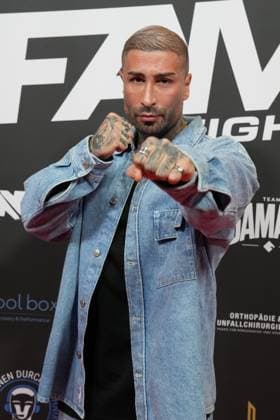 Fame Fighting 2 mit Influencern & Reality-Stars. Bobby Chambers beim Fame Fighting 2 am 09.11.2024 auf dem roten Teppich im Maritim Hotel Bonn. Bonn Maritim Hotel Bonn Nordrhein-Westfalen
