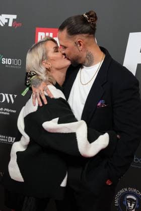 Fame Fighting 2 mit Influencern & Reality-Stars. Zico Banach mit Freundin Pia Tillmann beim Fame Fighting 2 am 09.11.2024 auf dem roten Teppich im Maritim Hotel Bonn. Bonn Maritim Hotel Bonn Nordrhein-Westfalen