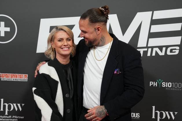Fame Fighting 2 mit Influencern & Reality-Stars. Zico Banach mit Freundin Pia Tillmann beim Fame Fighting 2 am 09.11.2024 auf dem roten Teppich im Maritim Hotel Bonn. Bonn Maritim Hotel Bonn Nordrhein-Westfalen