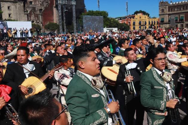 Hundred of mariachis taking part during the Mariachi World Record as part of the closing of the First World Mariachi Congress. 1,122 Mariachis break Guinness World Record by performing the popular Mexican song Ã¢â‚¬oeCielito LindoÃ¢â‚¬Â at the same time at main square Zocalo. on November 10, 2024 in Mexico City, Mexico. Mexico City Mexico - ZUMAe321 20241110_zia_e321_009 Copyright: xCarlosxSantiagox