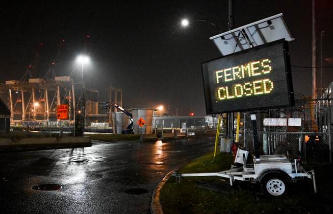News Bilder des Tages November 10, 2024, Montreal, Pq, Canada: A sign reading closed is shown next to the entrance to a terminal at the Port of Montreal in Montreal, Sunday, Nov. 10, 2024, where a lock out of dock workers has been declared by the employer. Montreal Canada  - ZUMAc35_ 20241110_zaf_c35_098 Copyright: xGrahamxHughesx