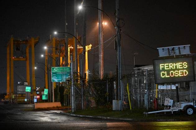 November 10, 2024, Montreal, Pq, Canada: A sign reading closed is shown next to the entrance to a terminal at the Port of Montreal in Montreal, Sunday, Nov. 10, 2024, where a lock out of dock workers has been declared by the employer. Montreal Canada  - ZUMAc35_ 20241110_zaf_c35_099 Copyright: xGrahamxHughesx