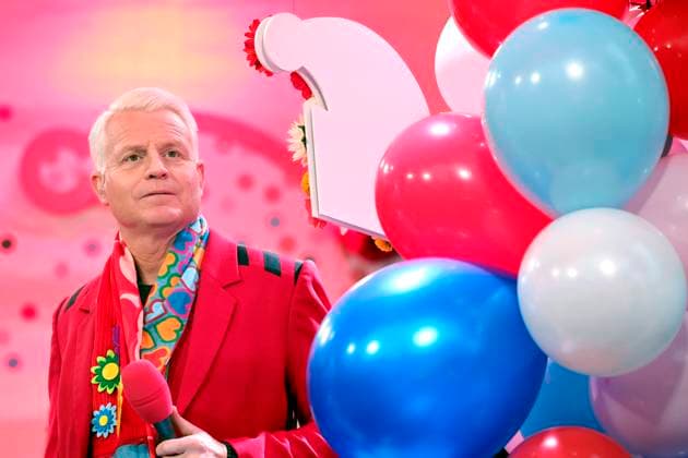 Moderator Guido Cantz neben Luftballons bei der WDR-Übertragung der Feierlichkeiten. Jecken und Narren feiern trotz Regen ausgelassen beim Auftakt des Kölner Karnevals auf dem Heumarkt. Köln, 11.11.2024 NRW Deutschland *** Presenter Guido Cantz next to balloons during the WDR broadcast of the celebrations Despite the rain, carnival revellers and jesters celebrate exuberantly at the start of the Cologne Carnival at Heumarkt Cologne, 11 11 2024 NRW Germany Copyright: xChristophxHardtx