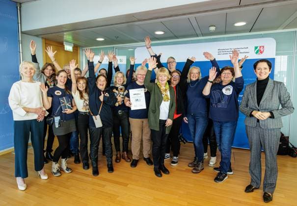 11 11 2024 Düsseldorf Recognition for great commitment to animal welfare and more visibility for tireless commitment Minister Silke Gorißen re and the states animal welfare commissioner, Dr. Gerlinde von Dehn li, award the Animal Welfare Prize