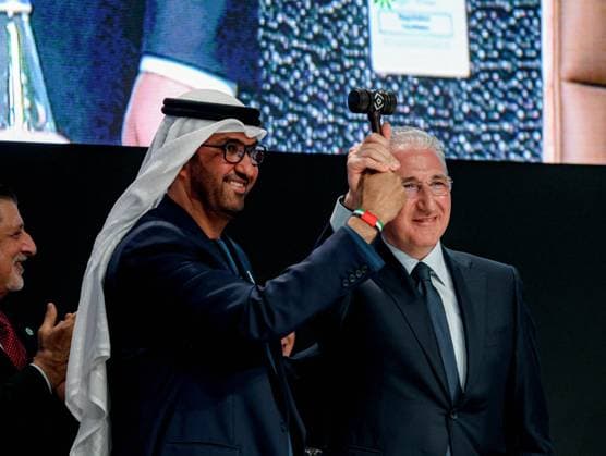 Bilder des Jahres 2024, News 11 November News Themen der Woche KW46 News Bilder des Tages November 11, 2024, Baku, Azerbaijan, Azerbaijan: New COP29 President MUKHTAR BABAYEV, facing camera, holds the COP gavel up and smiles at crowd with COP28 President, SULTAN AHMED AL JABER of UAE before the hand over of the gavel during the opening ceremony of the COP29 in Baku. ..The COP is the largest gathering of High Level officials in the world that focuses on climate change. This year is labeled as Finance COP in which financial resolutions are at the top of the list of a lengthy agenda of listed concerns. Baku Azerbaijan - ZUMAo116 20241111_znp_o116_025 Copyright: xBiancaxOterox
