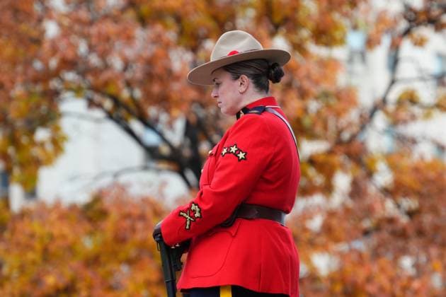 November 11, 2024, Ottawa, On, CAN: An RCMP officer stands guard at a Remembrance Day ceremony at the National War Memorial in Ottawa on Monday, Nov. 11, 2024. Ottawa CAN  - ZUMAc35_ 20241111_zaf_c35_018 Copyright: xSeanxKilpatrickx